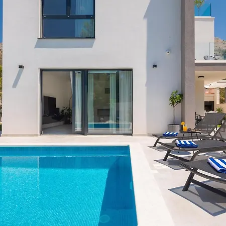 Villa Stunning In With Outdoor Swimming Pool, Sauna And Wifi Podstrana