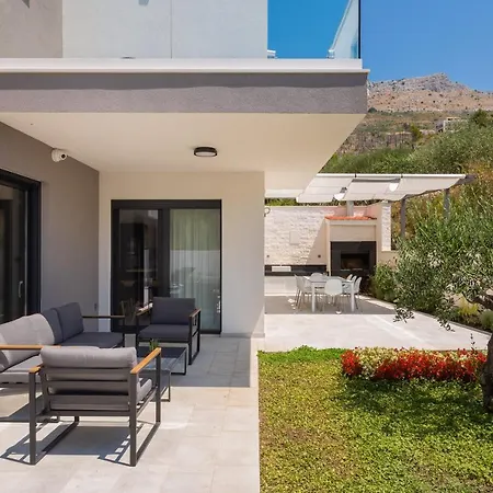 Stunning In With Outdoor Swimming Pool, Sauna And Wifi Villa Podstrana