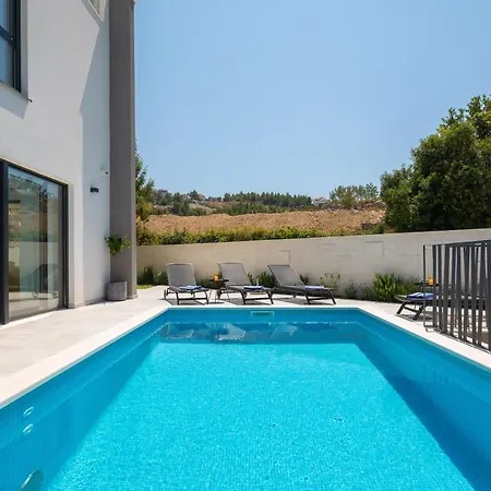 Stunning In With Outdoor Swimming Pool, Sauna And Wifi *
