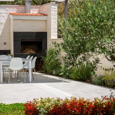 Villa Stunning In With Outdoor Swimming Pool, Sauna And Wifi Podstrana