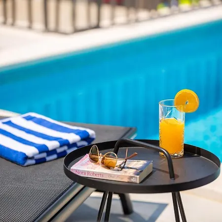 Villa Stunning In With Outdoor Swimming Pool, Sauna And Wifi *