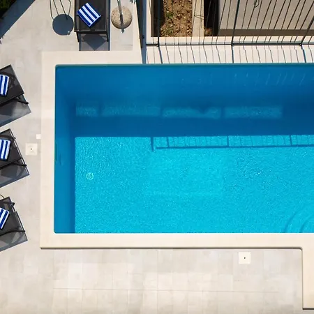 Stunning In With Outdoor Swimming Pool, Sauna And Wifi *