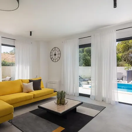 Villa Stunning In With Outdoor Swimming Pool, Sauna And Wifi Podstrana