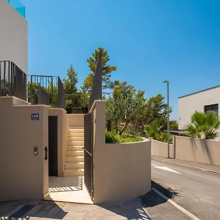 Stunning In With Outdoor Swimming Pool, Sauna And Wifi *