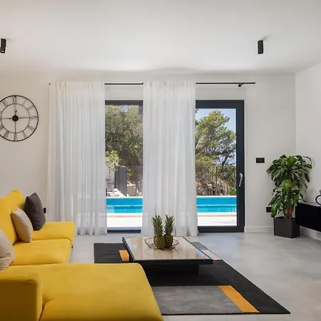 Stunning In With Outdoor Swimming Pool, Sauna And Wifi *