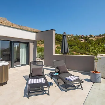 Stunning In With Outdoor Swimming Pool, Sauna And Wifi Podstrana