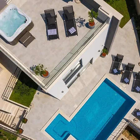 Stunning In With Outdoor Swimming Pool, Sauna And Wifi *