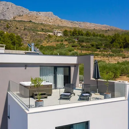 Villa Stunning In With Outdoor Swimming Pool, Sauna And Wifi Podstrana