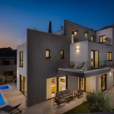Stunning In With Outdoor Swimming Pool, Sauna And Wifi * Podstrana